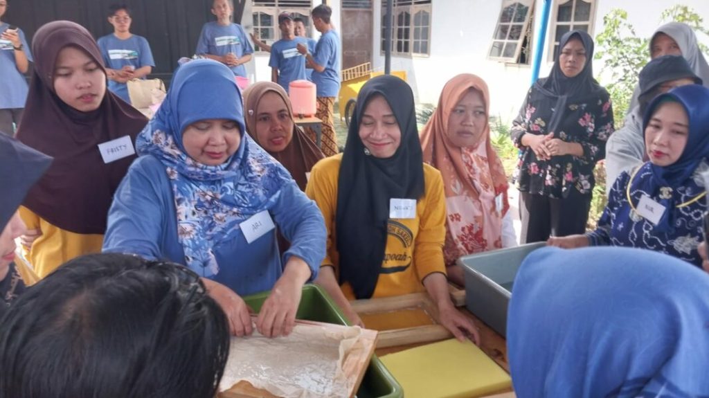 Tim Pengabdian UNSOED Dorong Penggunaan Pewarna Alami untuk Produk Daur Ulang Limbah&nbsp;Kertas