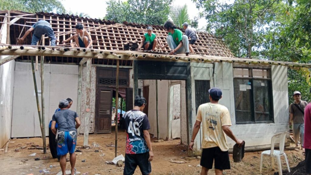 Rumah Janda Nyaris Ambruk, Warga Patungan dan Gotong-Rotong Bangun Rumah Layak&nbsp;Huni