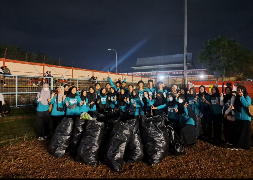UMP Kerahkan Relawan Hijau, Bersihkan Sampah di Rekor Muri 10 Ribu Lengger&nbsp;Bicara