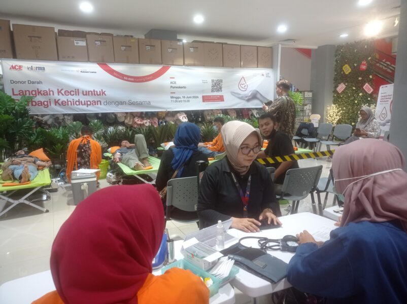 Peringati Hari Donor Darah Sedunia, Pengunjung Ace Hardware Purwokerto Partisipasi Ikut Donor&nbsp;Darah