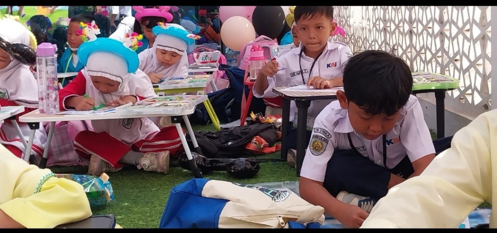 Peringati Hari Anak Nasional, KAI Daop 5 Suguhkan Atraksi Badut dan Lomba Mewarna bagi Pelanggan&nbsp;Anak