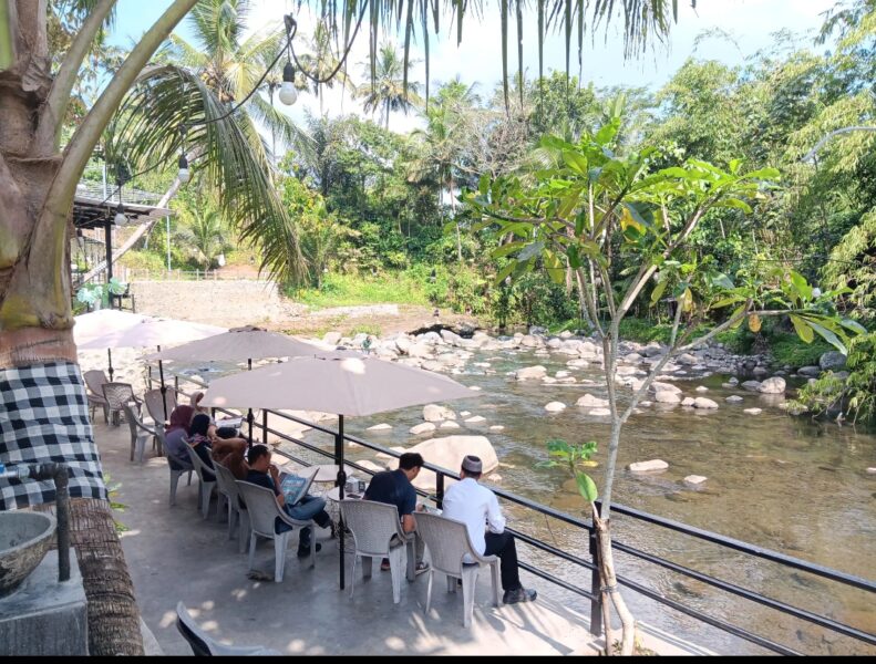Penak Mawon, Menikmati Kuliner Khas Indonesia dengan Pemandangan Sungai Jernih, Serasa Sedang Makan di&nbsp;Bali