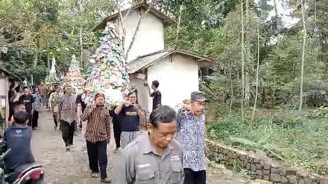 Ratusan Warga Banyumas Arak Lima Gunungan Sambut Tahun Baru Islam 1446&nbsp;Hijriyah