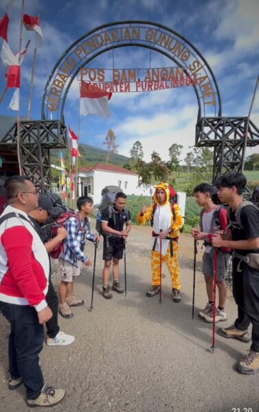 Luminor Hotel Purwokerto Kibarkan Bendera Merah Putih di Puncak Gunung&nbsp;Slamet