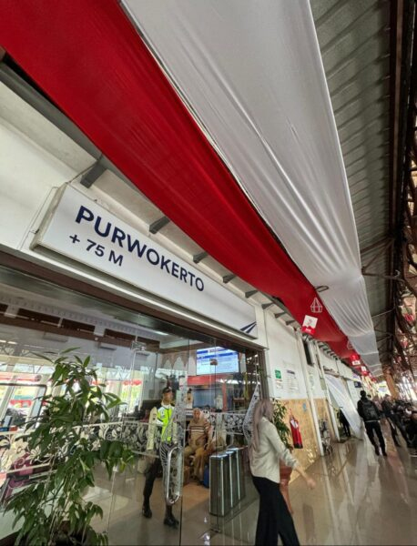 Meriahkan HUT RI, Stasiun Purwokerto Dihiasi Kain Merah-Putih Sepanjang 450&nbsp;meter