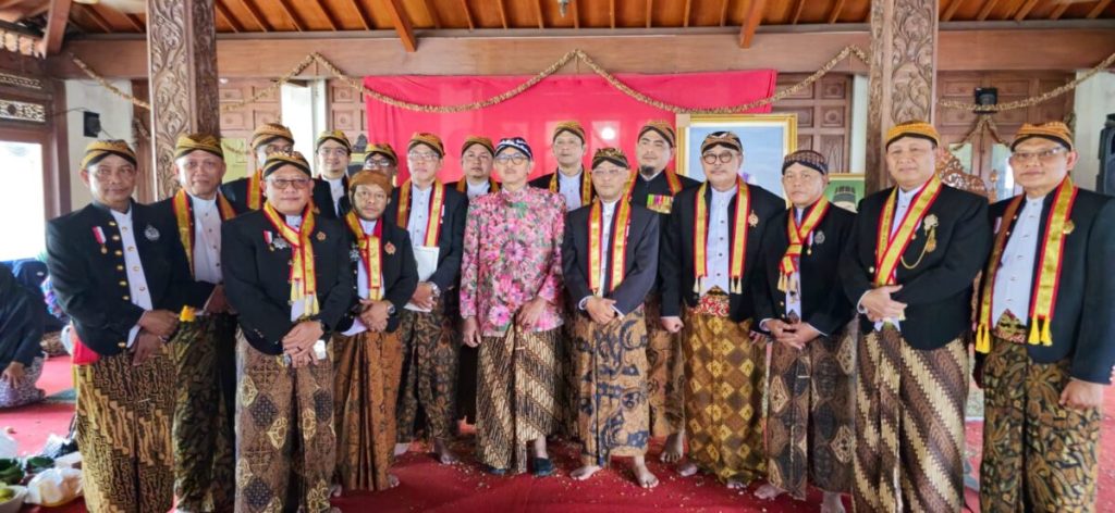 Guru Besar UMP Prof. Dr. Sugeng Priyadi, M.Hum. Menerima Gelar KANGJENG PANGERAN dari Kasunanan&nbsp;Surakarta