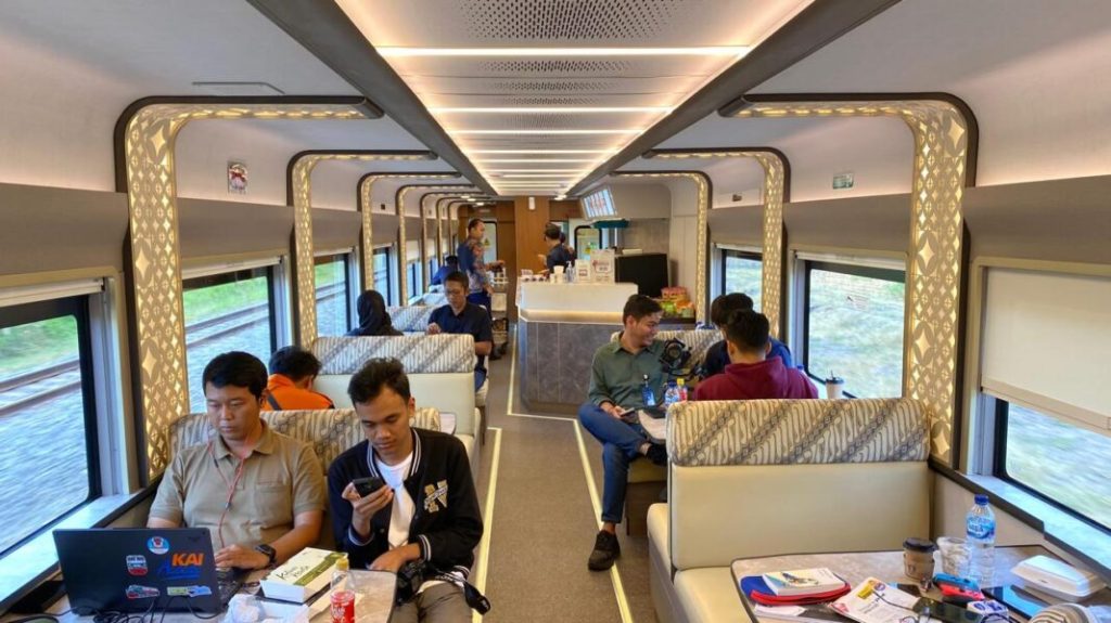 Tampil Lebih Keren KA Ekonomi Logawa Serasa Eksekutif dengan Seat Dua Dua dan Rangkaian Stainless Steel New&nbsp;Generation