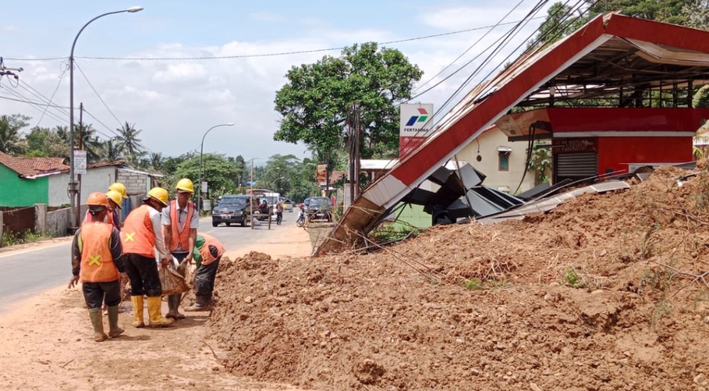 Tebing 10 Meter Longsor di Banyumas, Satu Rumah dan Mini Pom Rata dengan&nbsp;Tanah