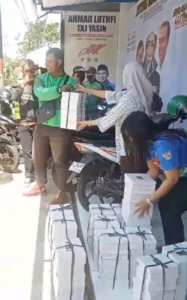 Jumat Berkah, Relawan Bravo Luthfi Banyumas Berbagi Ribuan Nasi&nbsp;Box