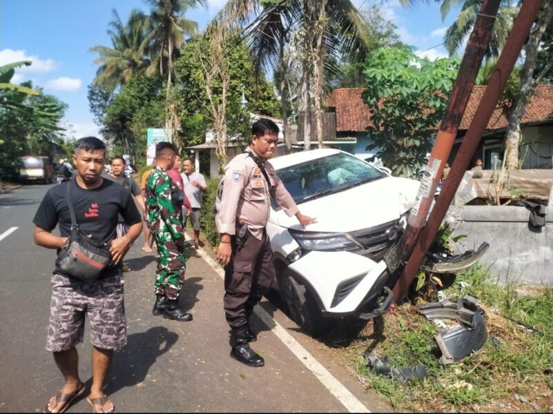 Sopir Mengantuk, Mobil Tabrak Pagar dan Tiang Internet di&nbsp;Kejobong