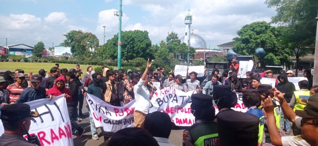 Puluhan Warga Banyumas Gelar Aksi Protes, Tuntut Pj Bupati Tingkatkan Sosialisasi&nbsp;Pilkada