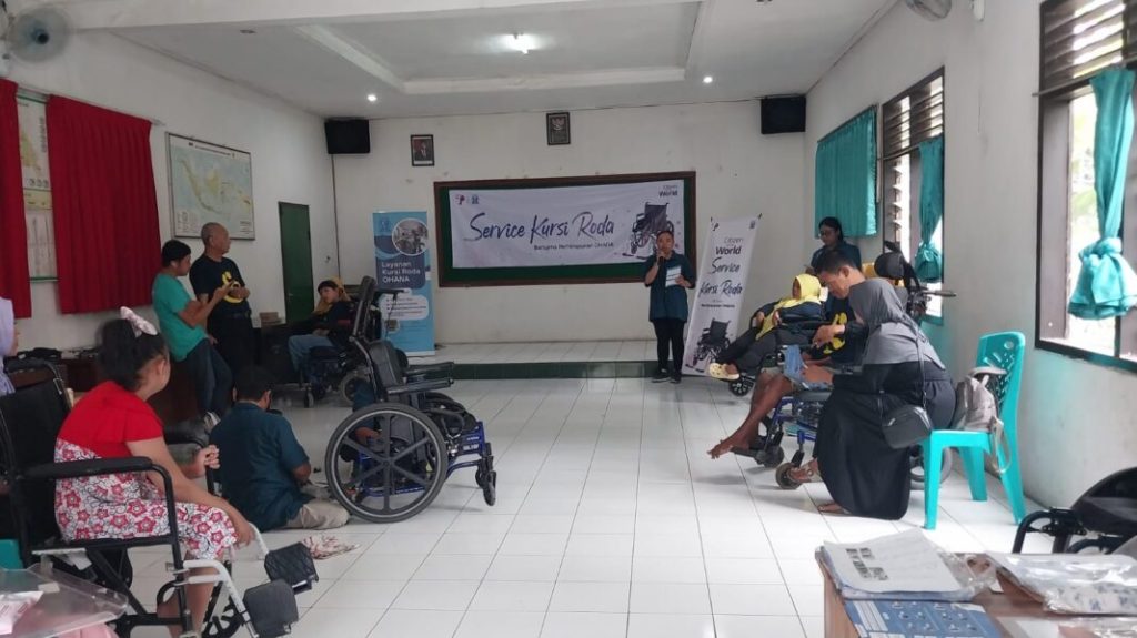 Penyandang Disabilitas Ganda di Banyumas Terima Bantuan dan Service Kursi&nbsp;Roda